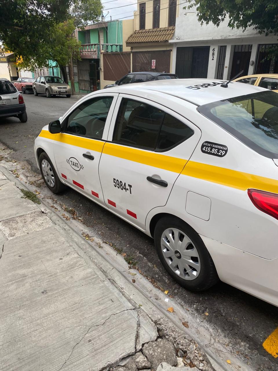 Taxi blanco – vista lateral general, rotulado por Imagen Digital